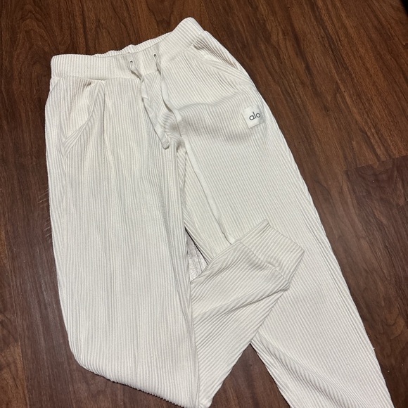 ALO Yoga Cream Ribbed Set - Picture 3 of 3